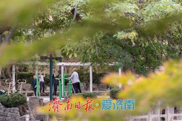 护城河畔秋色正好，市民乐享泉畔慢生活