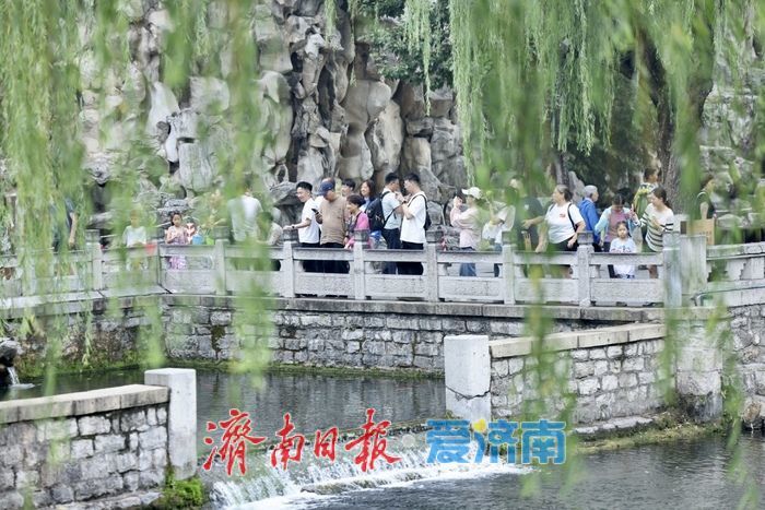 一年四季 泉在济南丨雨后济南凉意至 护城河畔客如潮