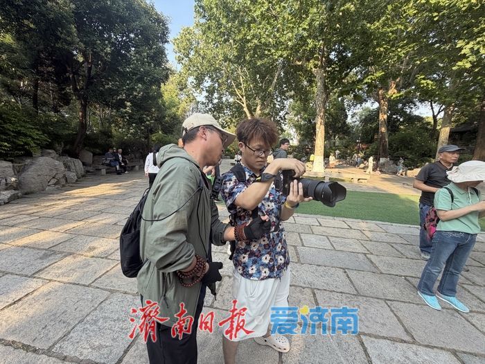 不收费，只拍照——大明湖畔有群免费帮游客留影的人