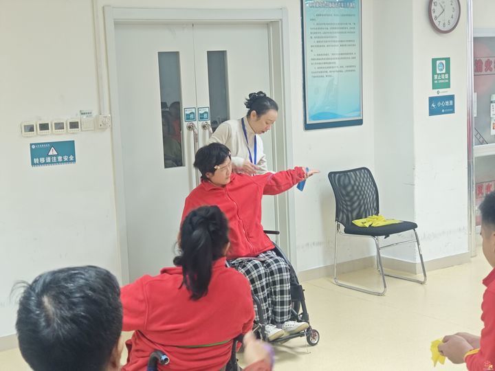 为脊髓损伤者康复注入“心”力量！济南泉新全益·365健康服务团队开展特色轮椅瑜伽活动