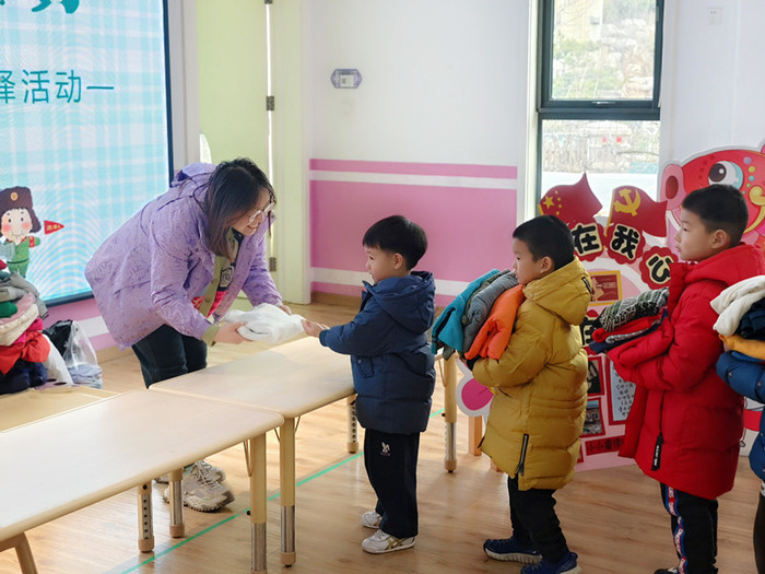 “衣”爱之名传温暖！蒙润幼教集团开展学雷锋活动