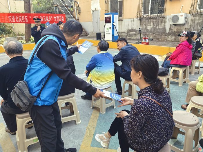 市智慧城管服务中心走进南辛北街社区 开展“城管进社区、服务面对面”暨“掌上城管”小程序推广活动