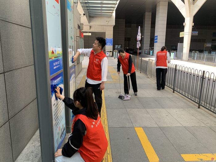 劳模带头践初心 志愿护航暖泉城——吕鑫带领公交职工“五一”假期开展志愿服务