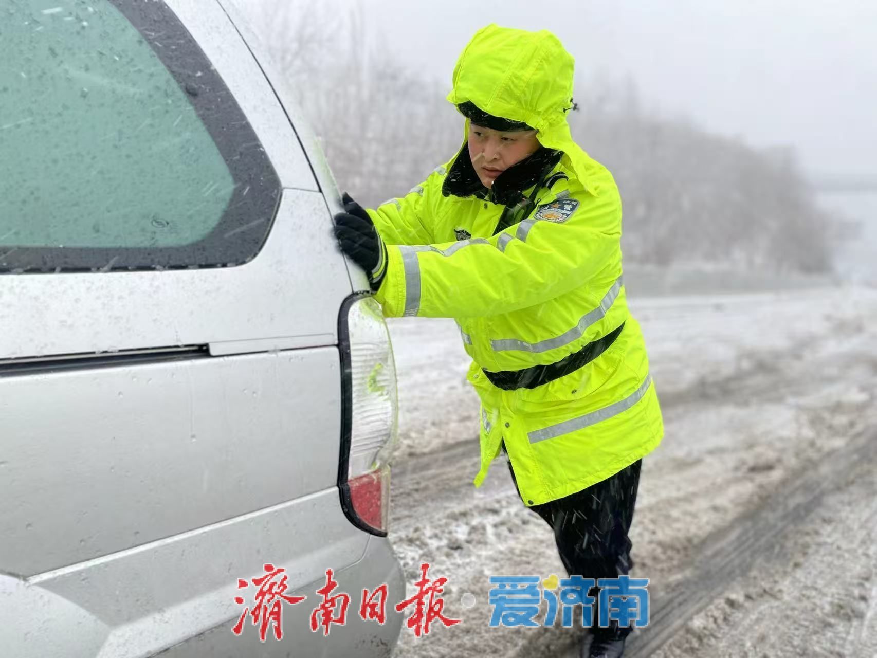 一城风雪，全警守护！济南交警坚守岗位保畅通