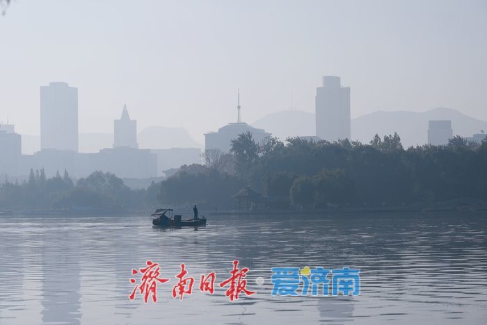 一年四季 泉在济南丨薄雾轻笼大明湖 佛山倒影入水墨