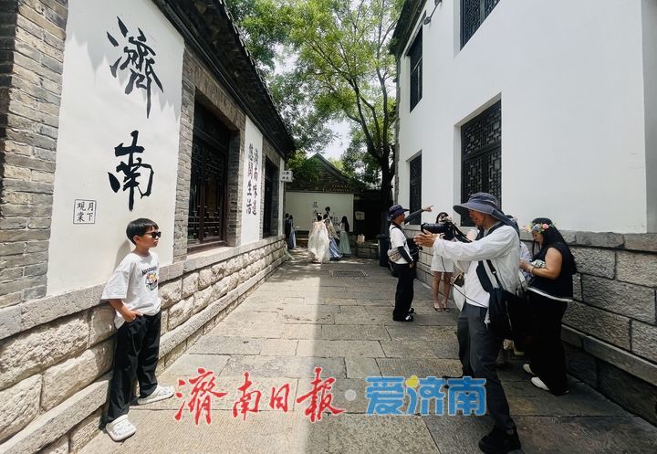 打卡热：游人如织秩序井然，古韵老街尽显文明风尚