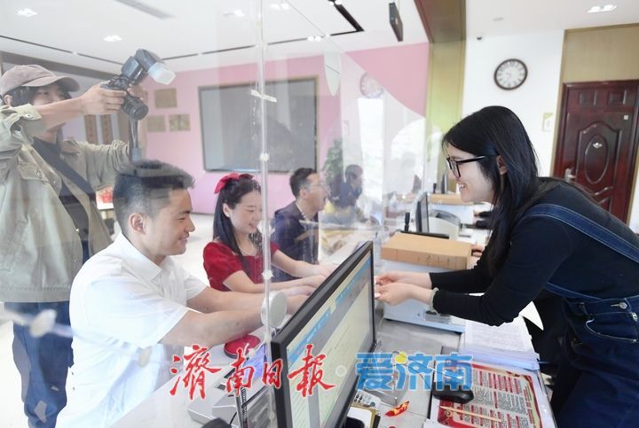 “五一”假期首日，婚姻登记为“爱”加班