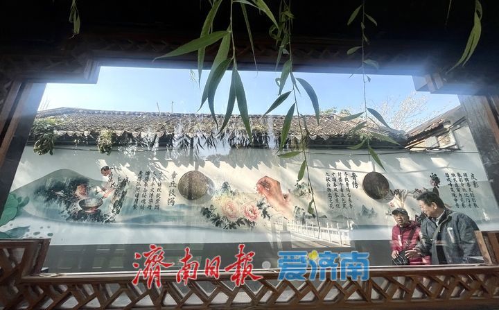 墙内金秋墙外巷 一扇小窗收泉城