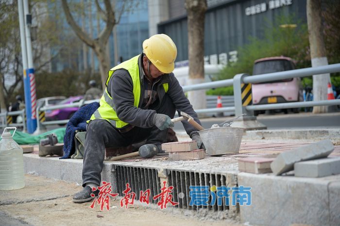 经十路南辛庄站A2口路段启动提升改造 恢复地铁建设前道路原貌