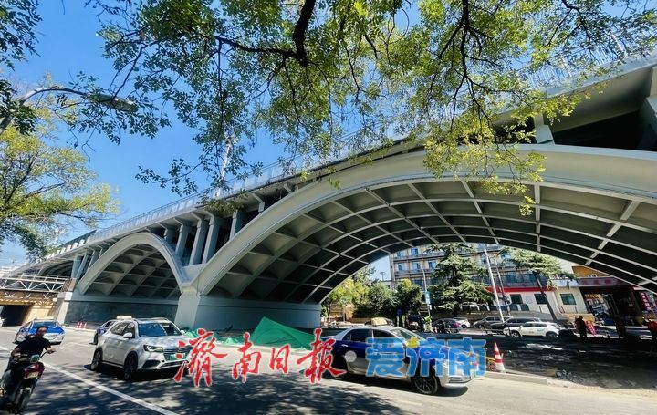 纬二路老天桥桥下收尾，钢骨显露待焕新