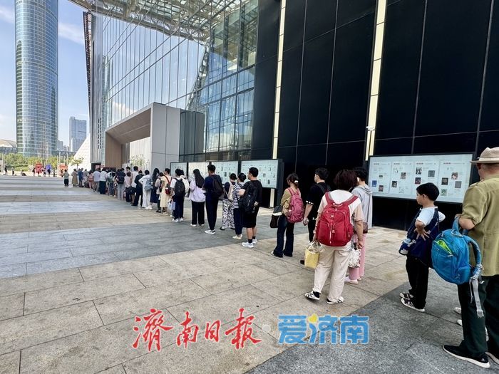 暑期末尾书香不减 济南市图书馆迎来阅读热潮