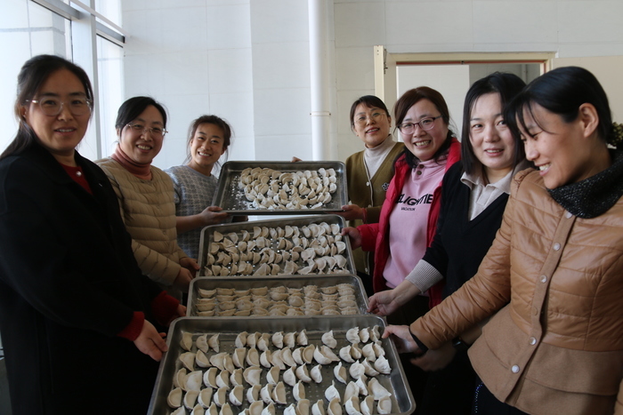 一起来包水饺吧！钢城区实验学校趣味庆“三八