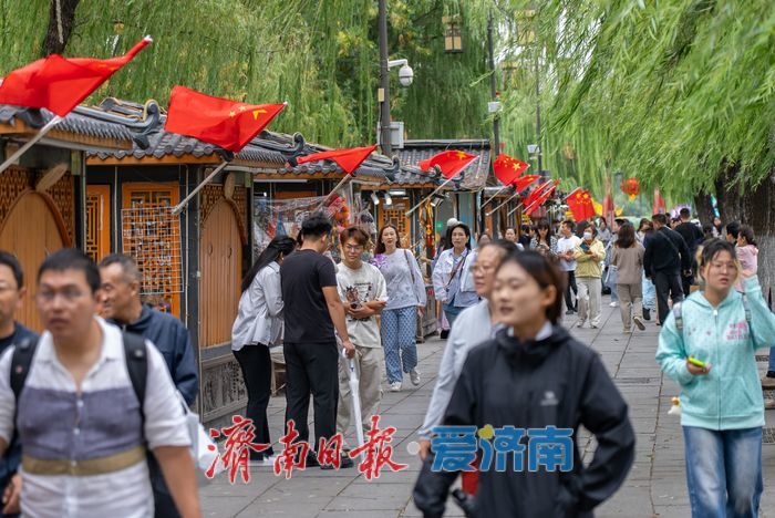 泉城 “中国红” 盛装迎国庆