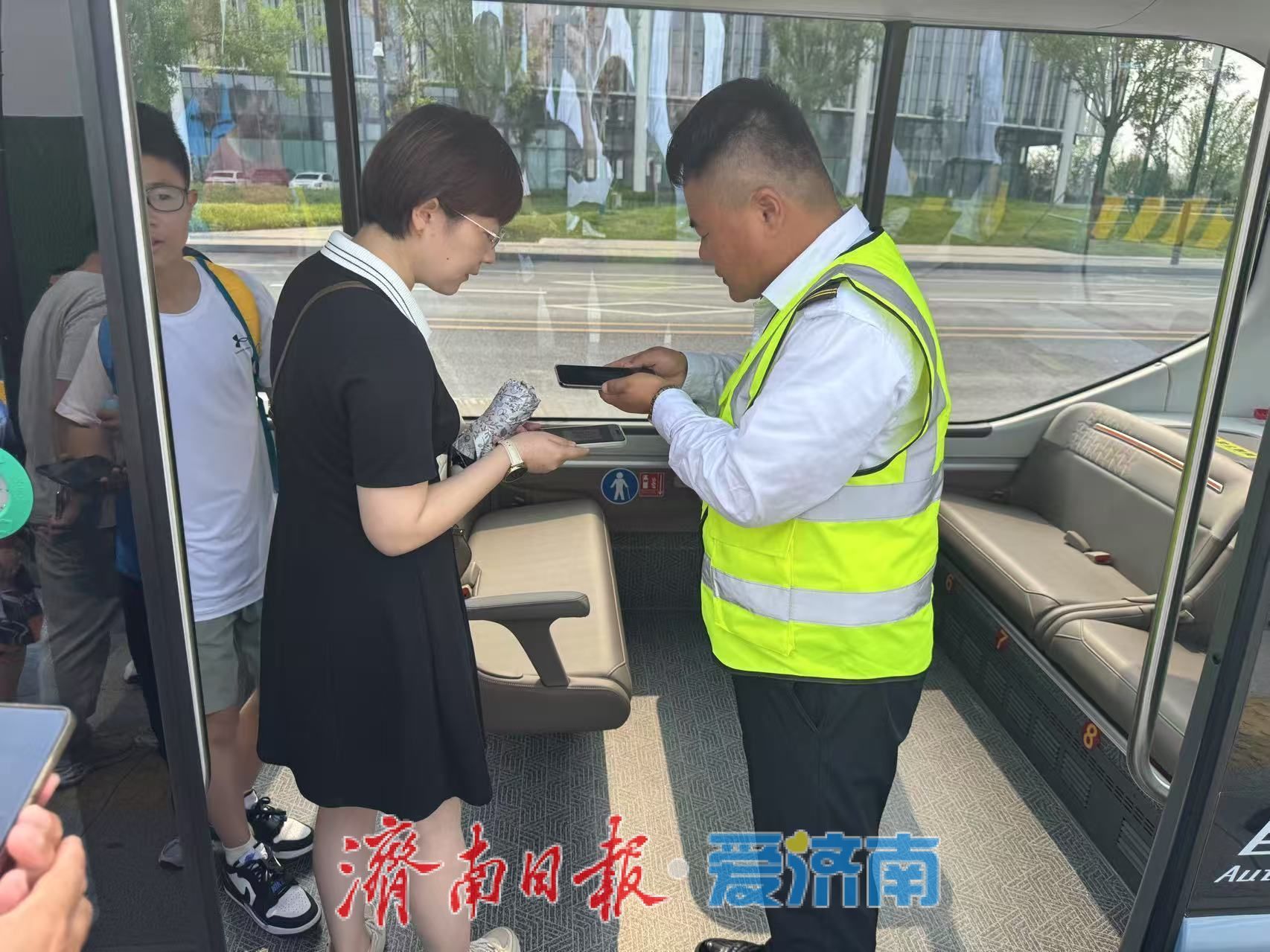 济南首条L4级智能网联公交开通满月，近500人尝鲜智慧出行​