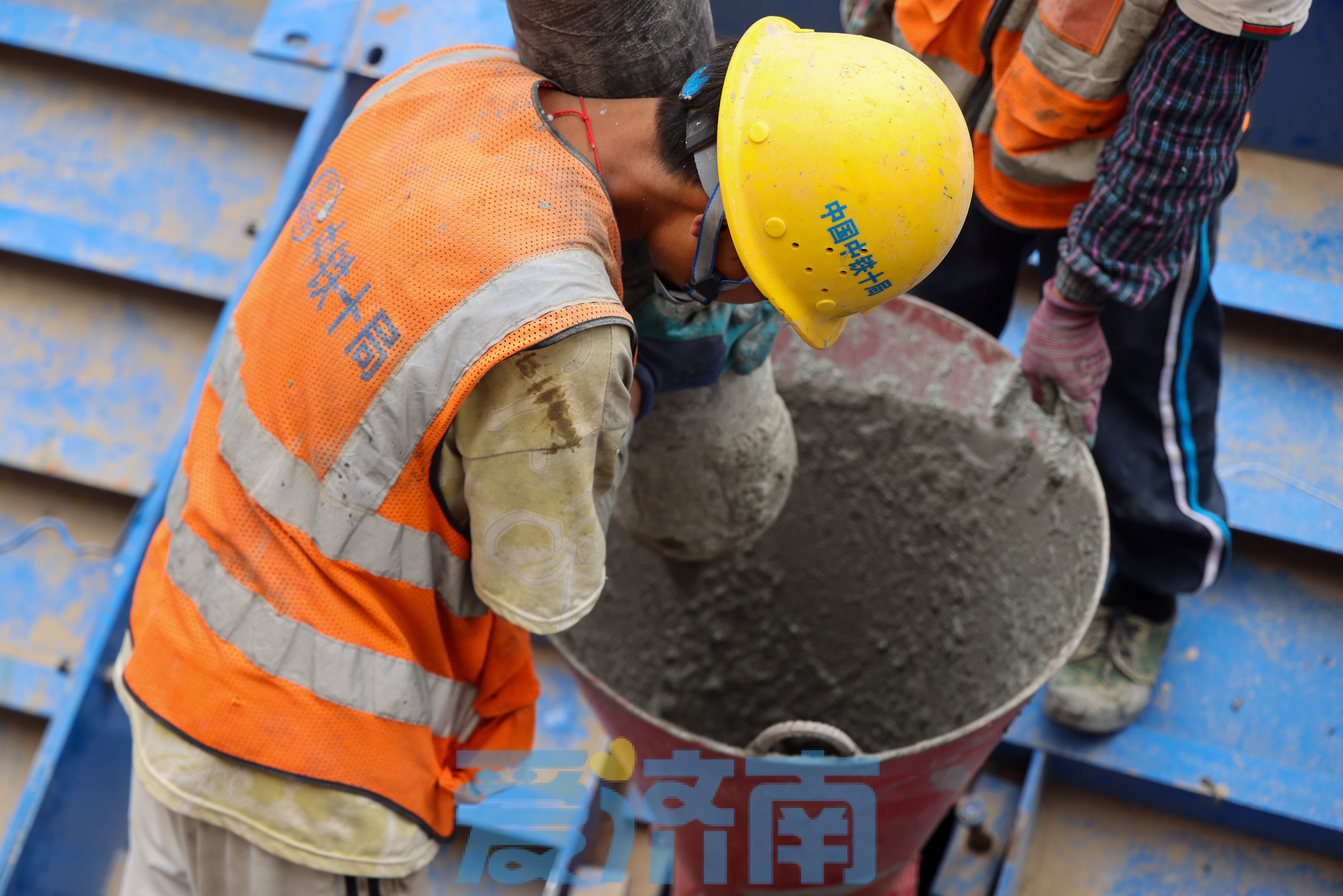 项目强省会丨坐高铁赶飞机又近一步！济滨高铁机场1号隧道首段浇筑完成