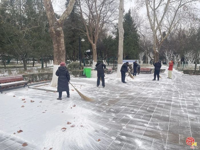 雪落泉城暖守护 九园联动保畅通 —— 济南市公园发展服务中心高效开展首场降雪清雪除冰工作
