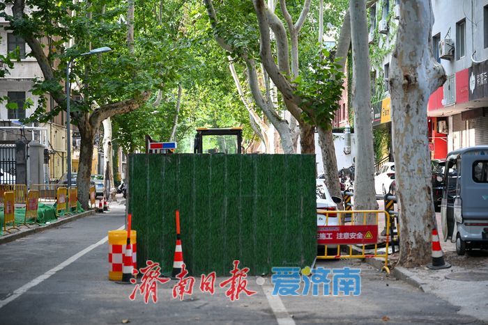 济南小纬四路天然气管道施工，过往车辆请注意绕行