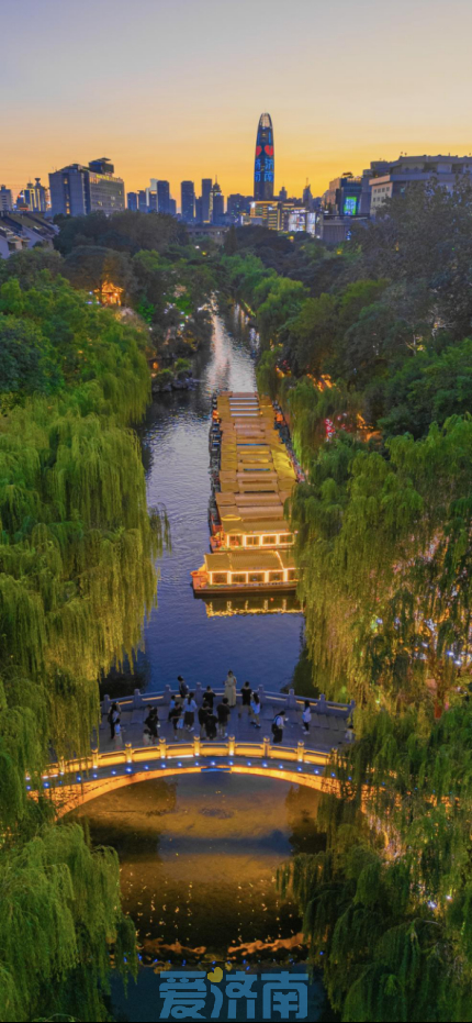 “泉”在济南过暑假｜护城河又添新体验！泉水行舟与簪花汉服相伴，一秒穿越千年