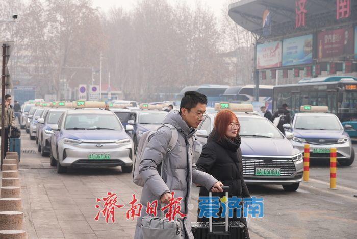 “车等客”即来即走，济南火车站“打的”不拥堵