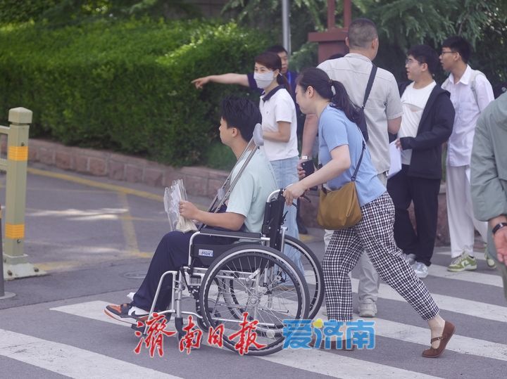 高考首日 少年执笔追梦 家长暖心相伴