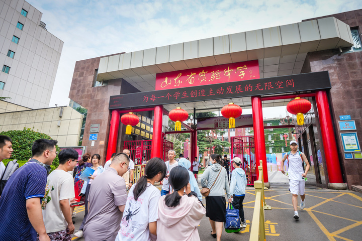 高中校园开放日“探校大军”扩容 学霸现场给“准高中生”分享经验