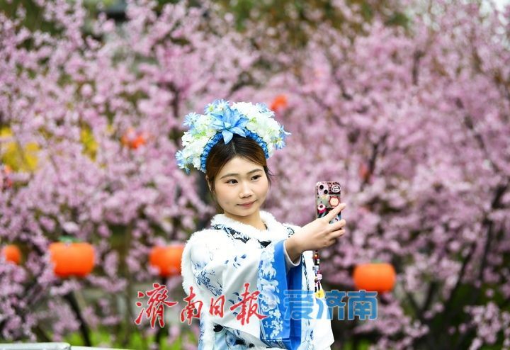 春雨润泉城花开俏争春，趵突泉畔宛如画卷引客来