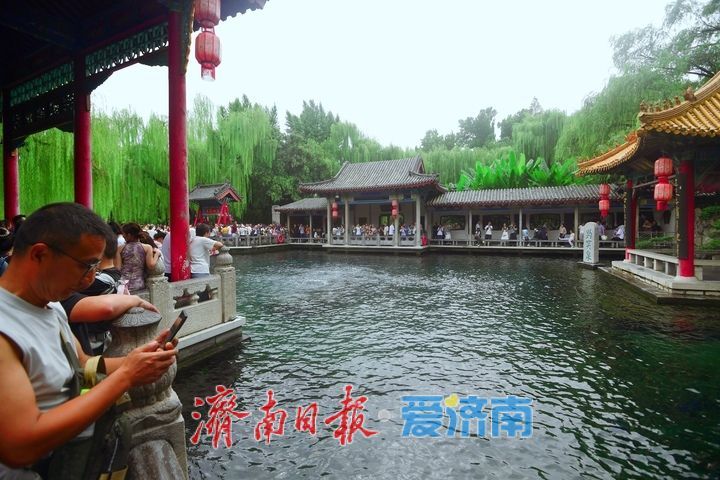 直逼29米！趵突泉持续喷涌22年，泉畔游人如织共赏胜景