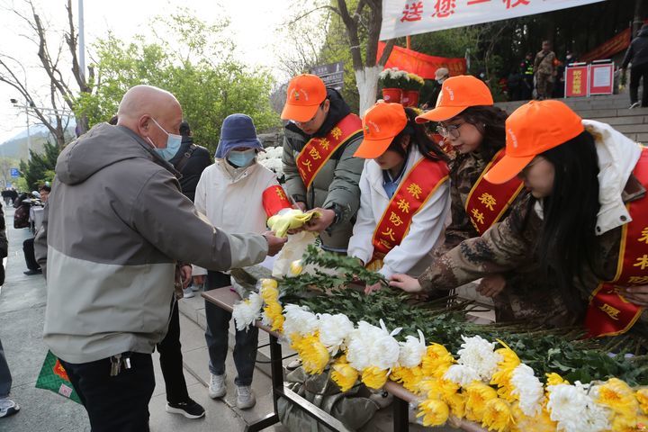 鲜花寄哀思，清明亦文明—济南市林场举办“送您一枝鲜花请把火种留下”志愿服务活动