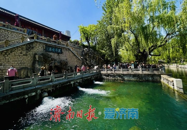 一年四季 泉在济南｜雨后黑虎泉：蓝天映碧水 虎啸愈欢腾