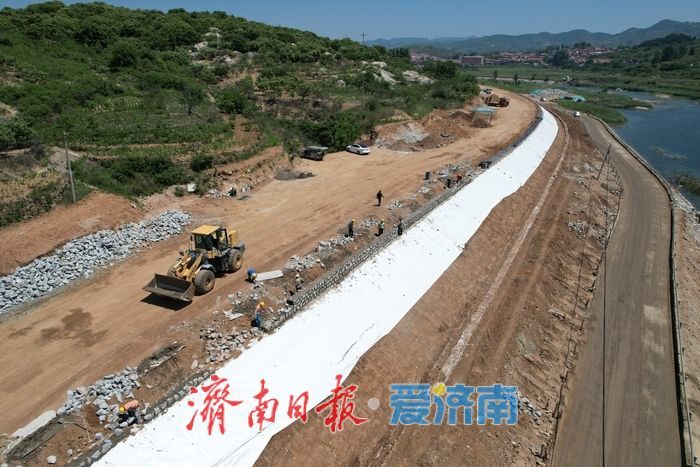 筑牢安全防线 河畔护坡加固迎汛期