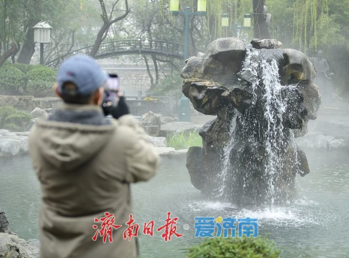 一年四季 泉在济南｜持续喷涌近200天，济南月牙泉生机勃勃迎元宵佳节