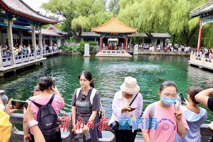 趵突泉畔享春光