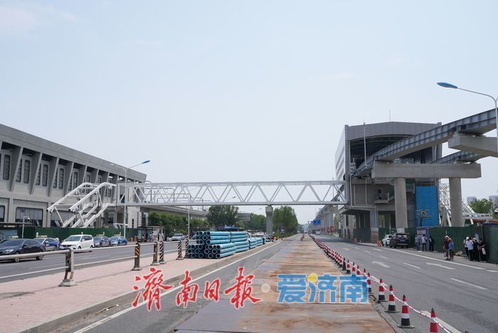 济南轨道交通2号线彭家庄站过街天桥主体完工，“轨交+云巴”立体交通网加速推进