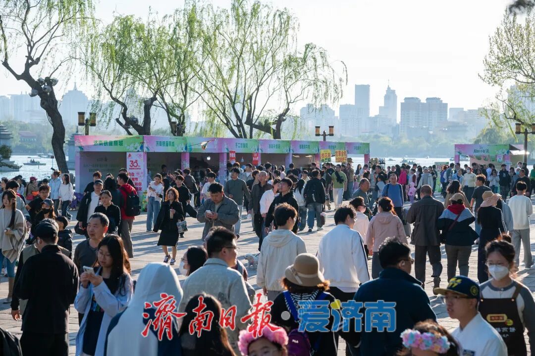 天下第一泉风景区清明假期人气爆棚，千年泉韵绽风华