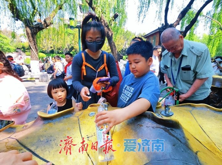 一年四季 泉在济南丨气温攀升觅清凉 黑虎泉直饮水成泉城消暑“网红”