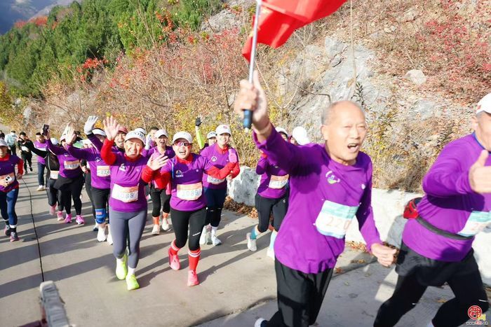 漫山红中千人竞逐！济南“一城山色·登山打卡”暨垛庄百峪大顶登山嘉年华成功举办