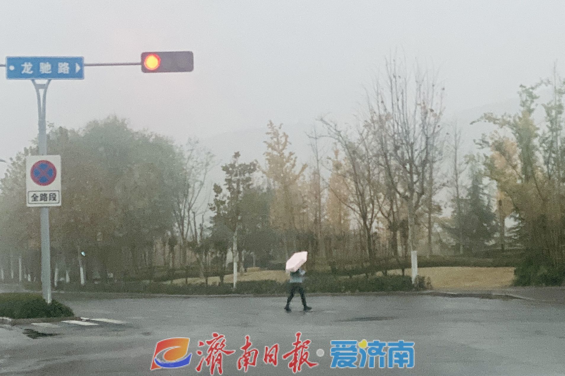 今明两天济南仍有间歇性小雨，能见度不佳请注意交通安全