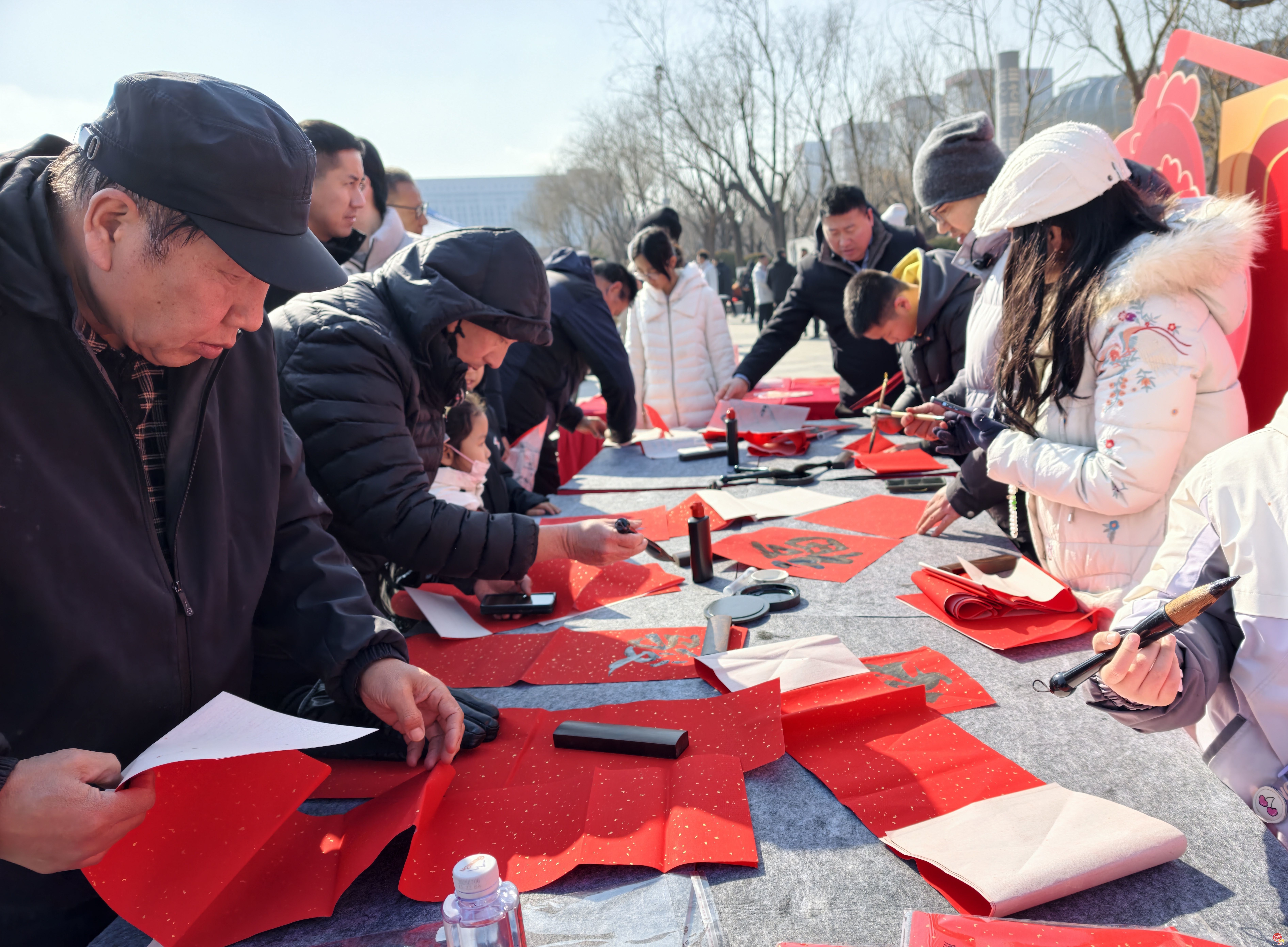聚乡村好物 飨泉城年味 济南“万人下乡、千村提升”工程驻村第一书记助农年货大集在奥体中心北广场举办