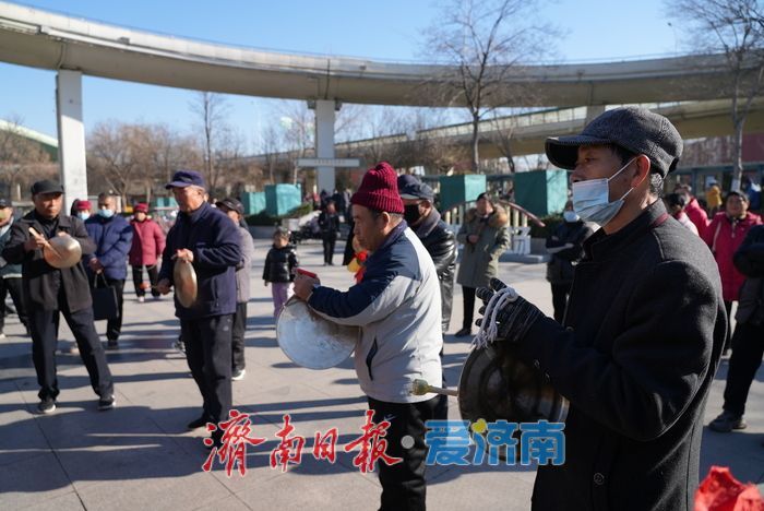 济南：民俗表演热闹非凡 锣鼓喧天喜迎新春