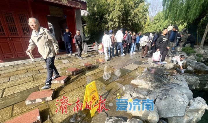 月牙泉畔演绎“清泉石上流”灵动画卷