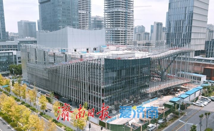 项目强省会｜济南中央商务区艺术剧院项目外立面玻璃幕墙安装已达八成