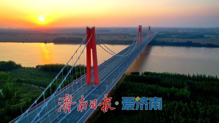 济南凤凰黄河大桥落日鎏金染长虹