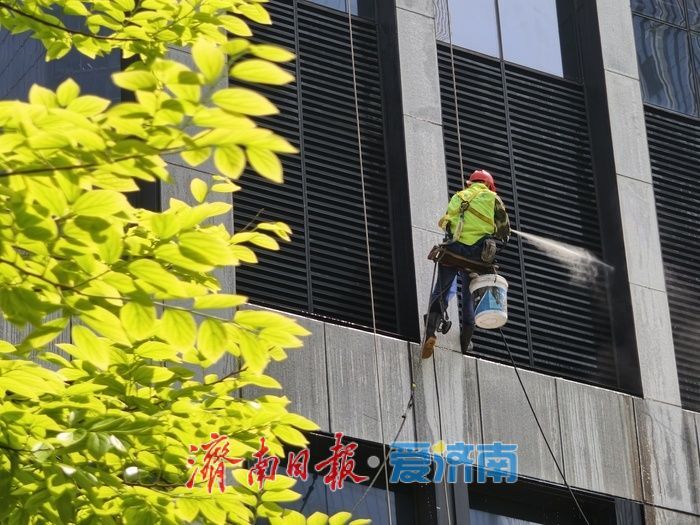 城市高空“蜘蛛人”：悬于百米之上，擦亮城市与人生
