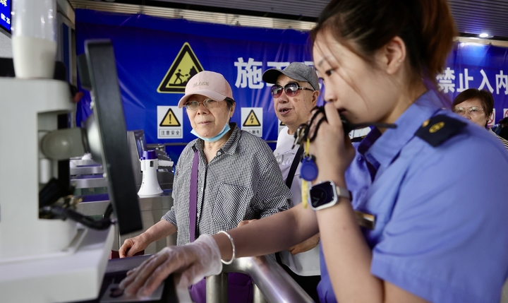 2025年铁路暑运雨中启动 济南站客流平稳 旅客有序踏上旅程