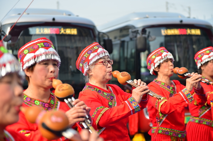 坐着“红墩墩”一路逛遍大观园、老商埠、中山公园、西市场 济南508路小巷公交开通