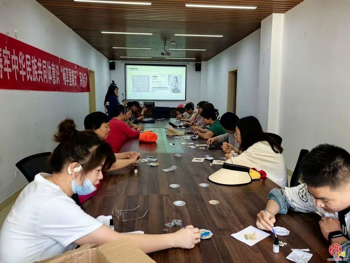 王舍人街道万象新天东区社区举办“夏日胸针定制沙龙”暨反诈宣传主题活动