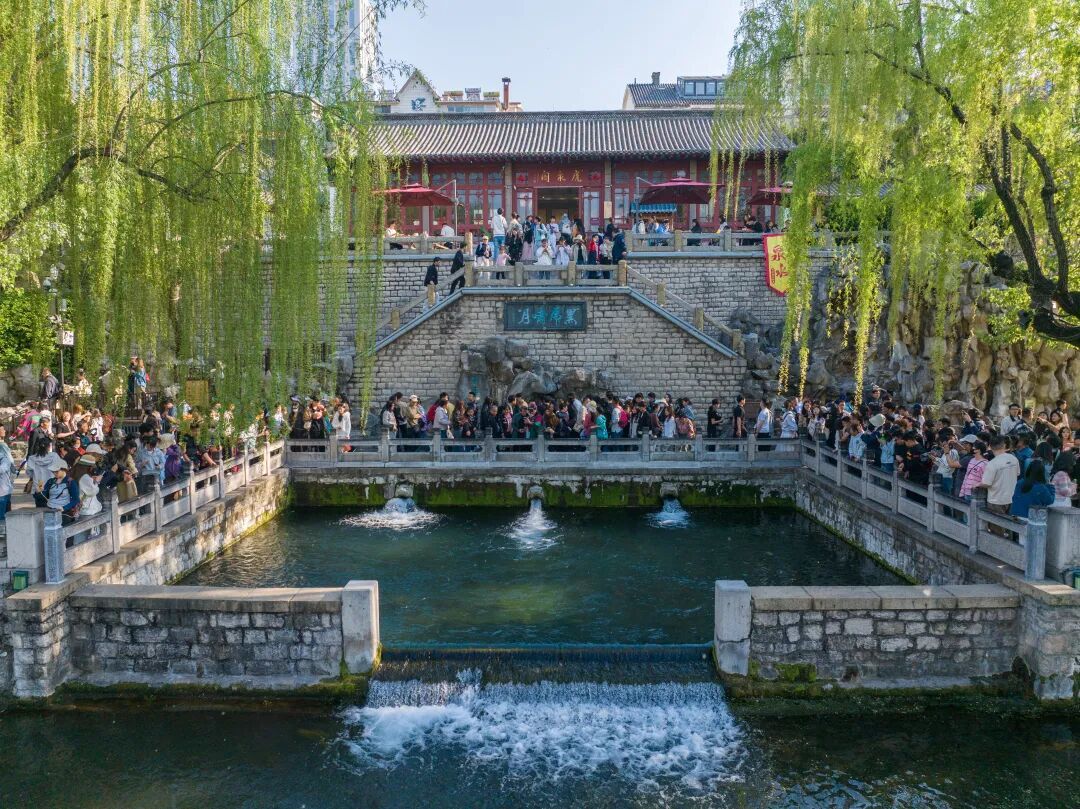 泉力集结·悦享五一｜天下第一泉风景区假期首日人气爆棚