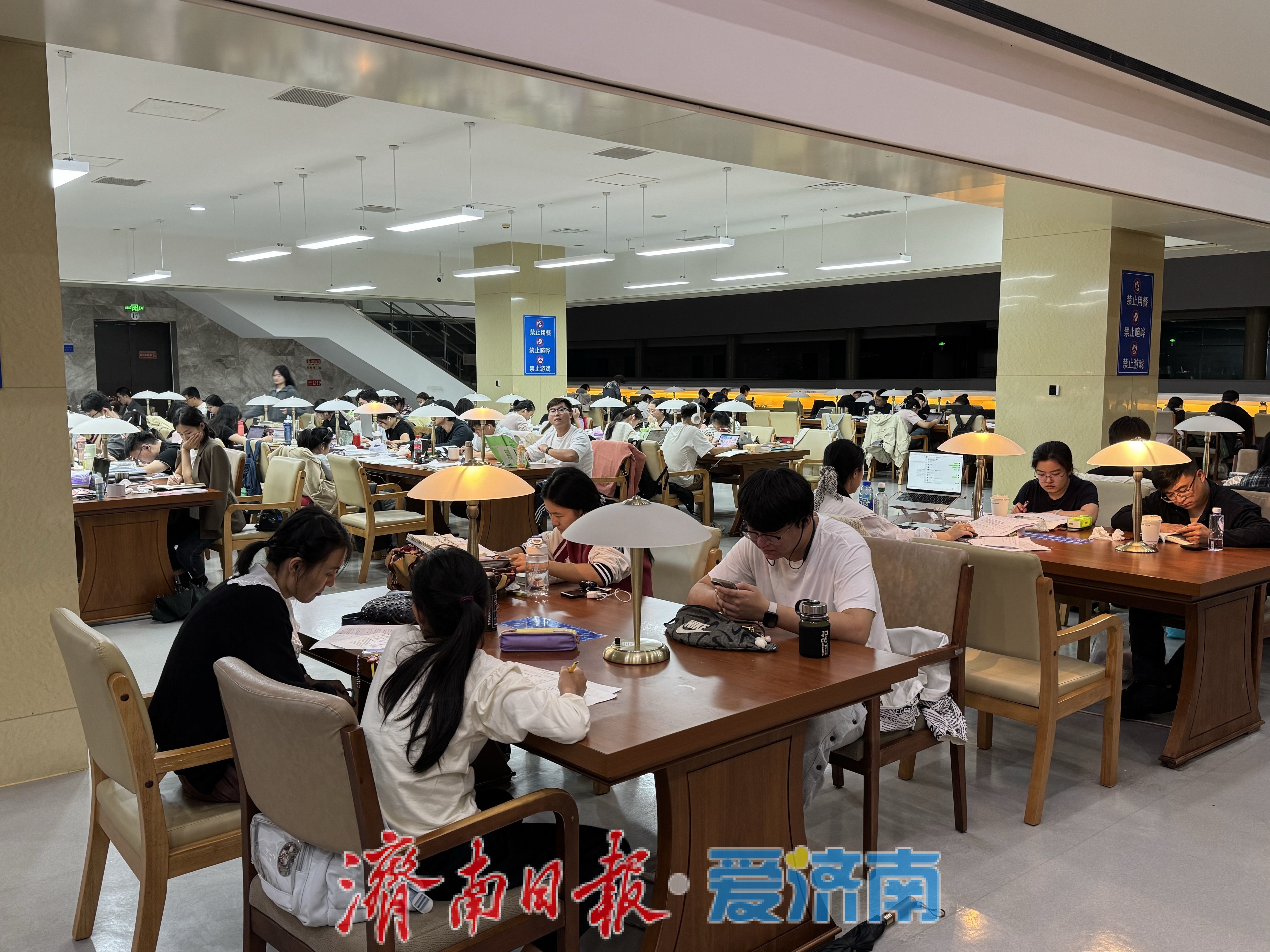 国庆黄金周，泉城“充电”热！假期末尾图书馆夜读空间一座难求