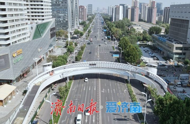 “新月”环抱工业南路，立体过街即将成型
