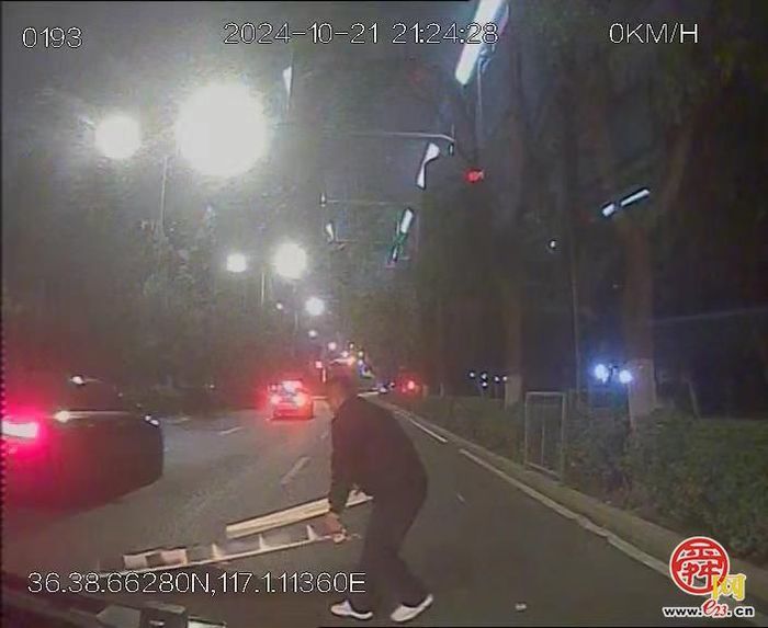 济南：公交司机挪钉板及时消隐患